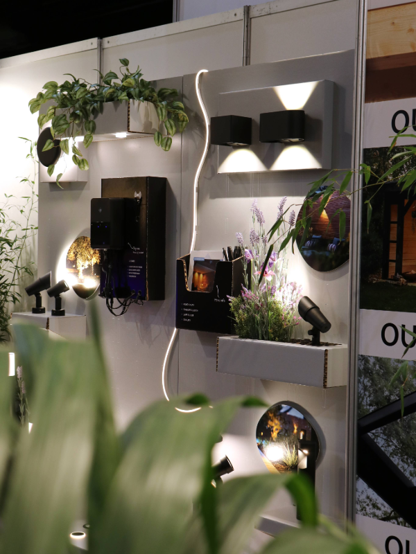 Kartonnen showroomdisplay met folderbak Hamulight - Holbox Shop Direct