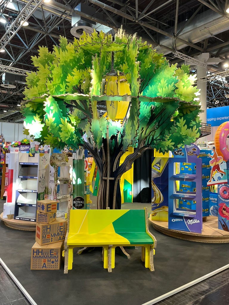 Kartonnen boom met bankje Euroshop