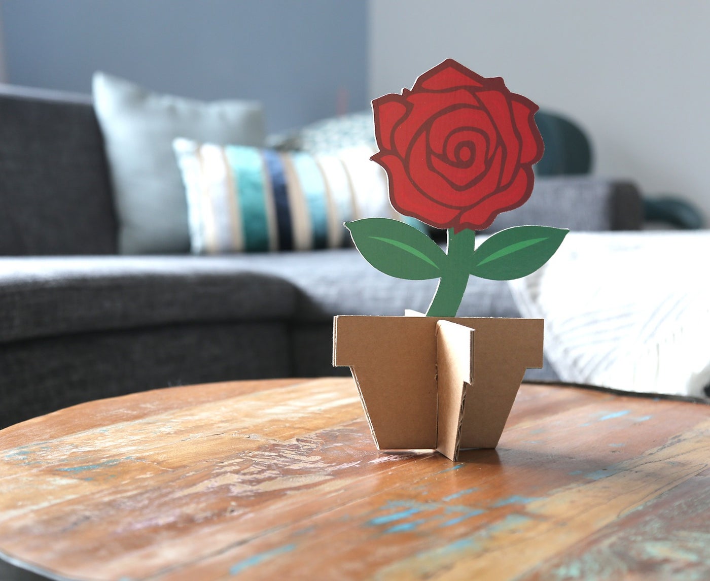 kartonnen roos om op tafel te zetten