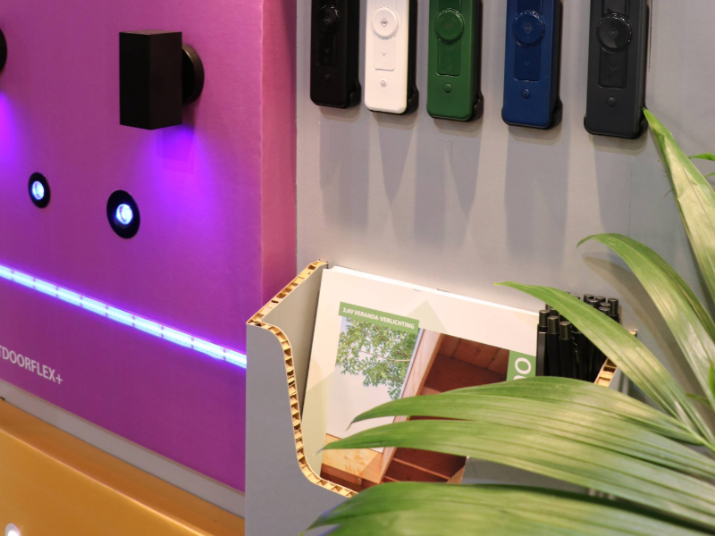 Kartonnen showroomdisplay met folderbak Hamulight - Holbox Shop Direct Kartonnen showroomdisplay met folderbak Hamulight - Holbox Shop Direct