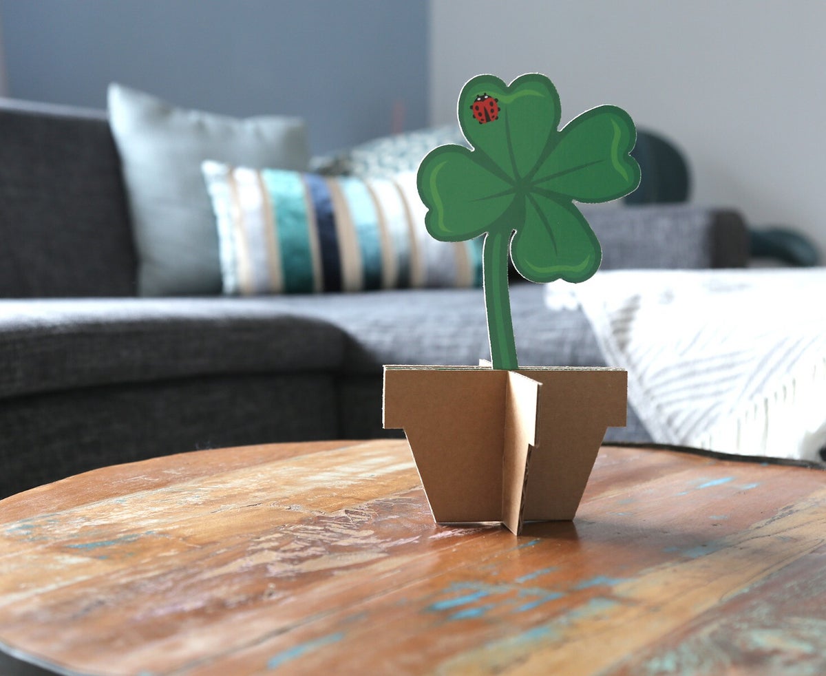 kartonnen klavertje vier op tafel